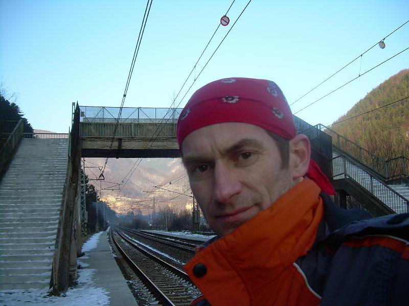 Ch57.JPG - a fari čakajú na vlak ...